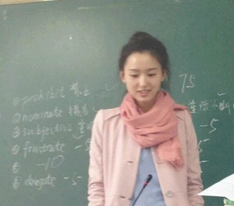 双语新闻:中国最美英语老师 双语新闻:中国最美英语老师